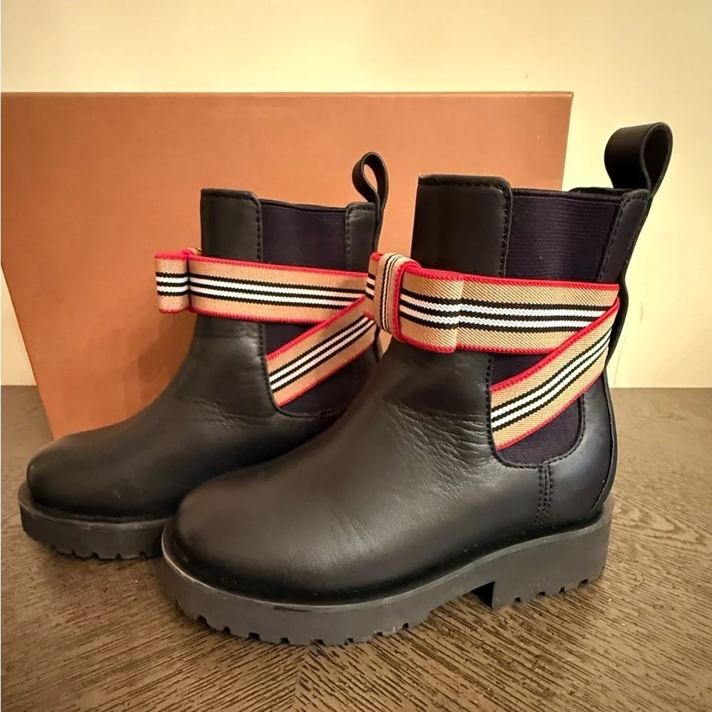 Burberry girls Dearington Check Chelsea Boots size 29 (US 11.5 Kids)